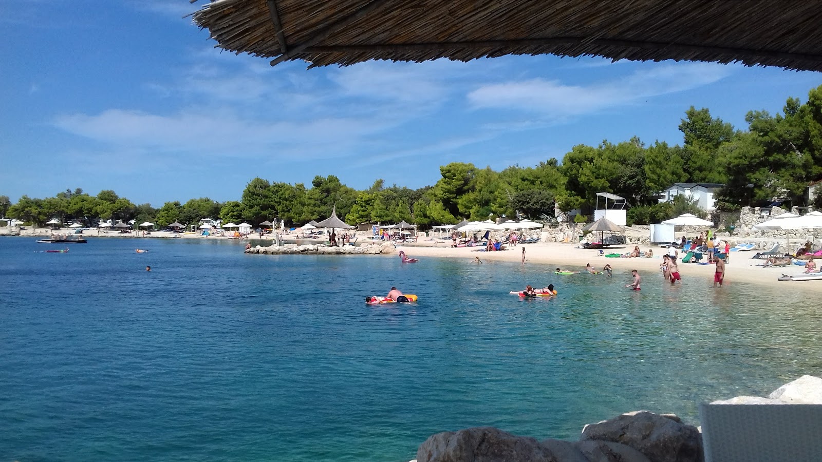 Foto di Simuni beach con una superficie del piccoli ciottoli beige
