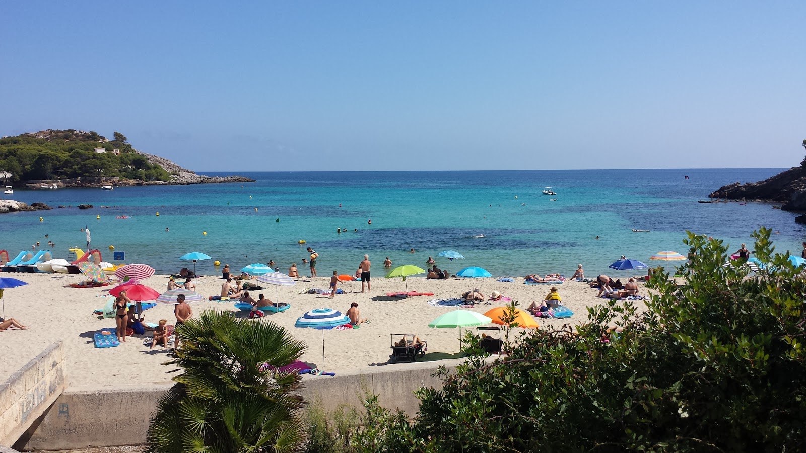 Foto av Cala Font De Sa Cala och bosättningen