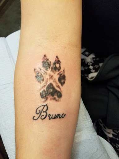 Tattoo Shop «Reed Em & Weep Tattoos & Body», reviews and photos, 917 Ohio Pike, Cincinnati, OH 45245, USA