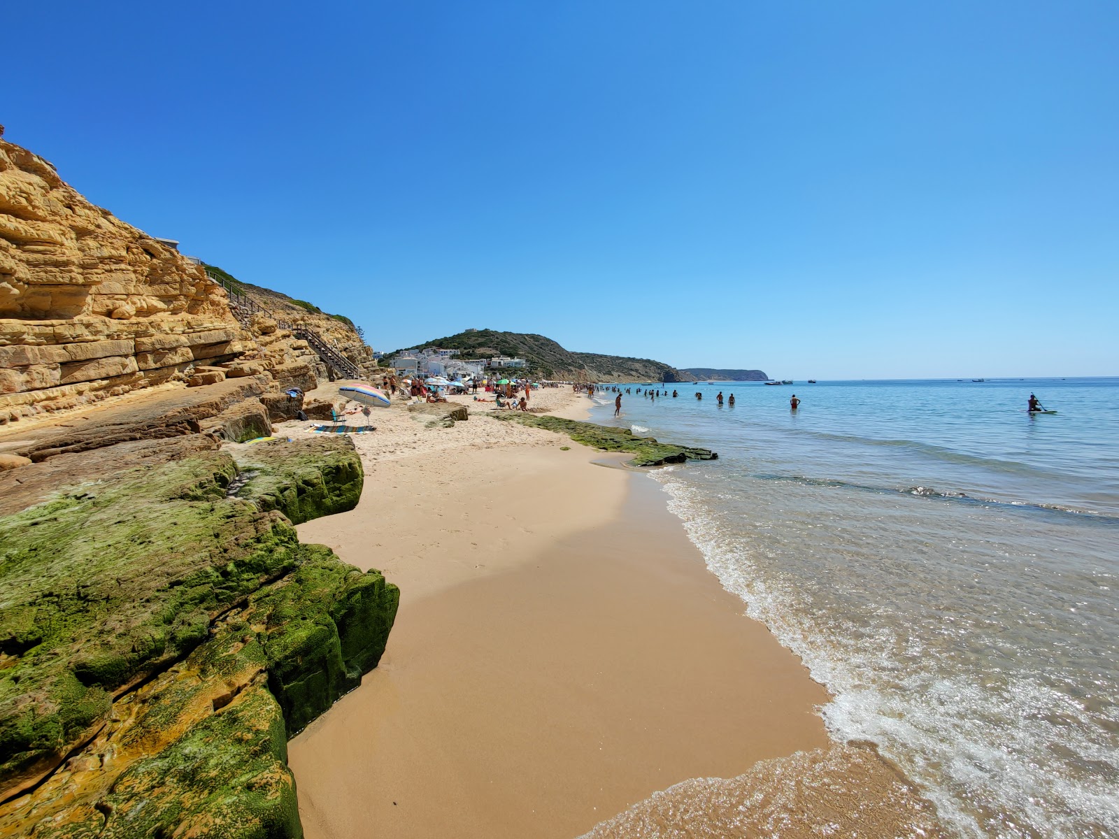 Foto van Praia da Salema met ruime baai