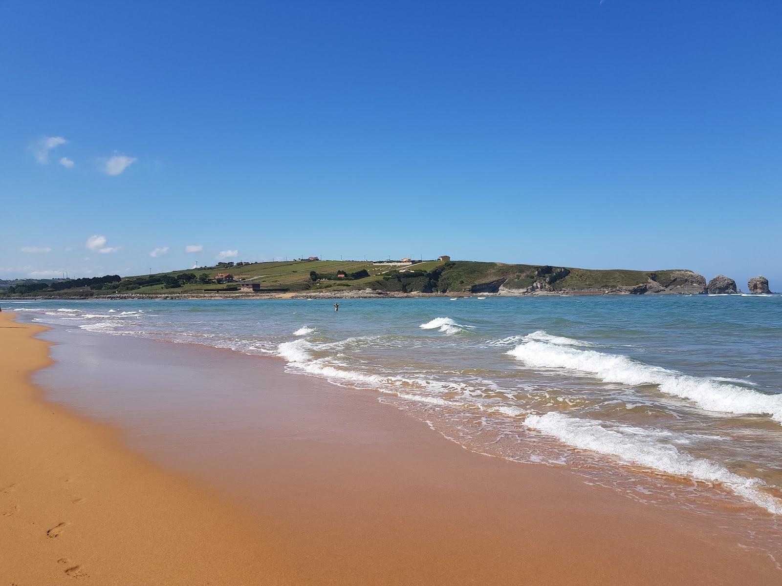 Foto von Strand von Liencres mit reines blaues Oberfläche