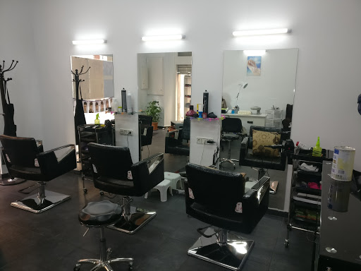 Uñas Peluquería La yami 雅美 nails en Santa Coloma de Farners, Girona