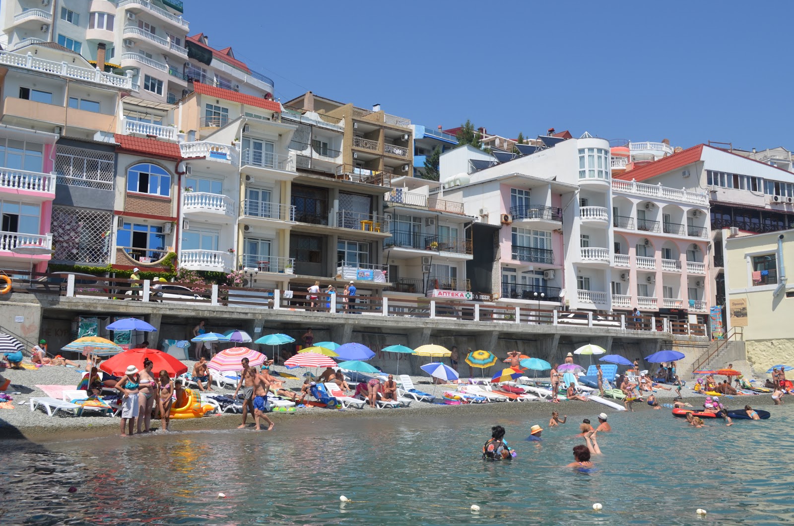 Fotografie cu Utes beach și așezarea