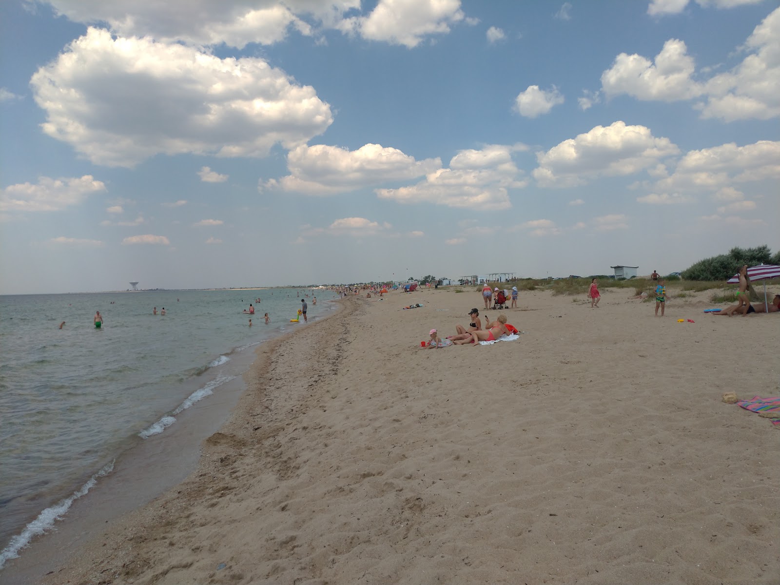 Foto de Zaozernoe beach III - lugar popular entre os apreciadores de relaxamento