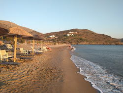 Paralia Delfini'in fotoğrafı uçurumlarla desteklenmiş