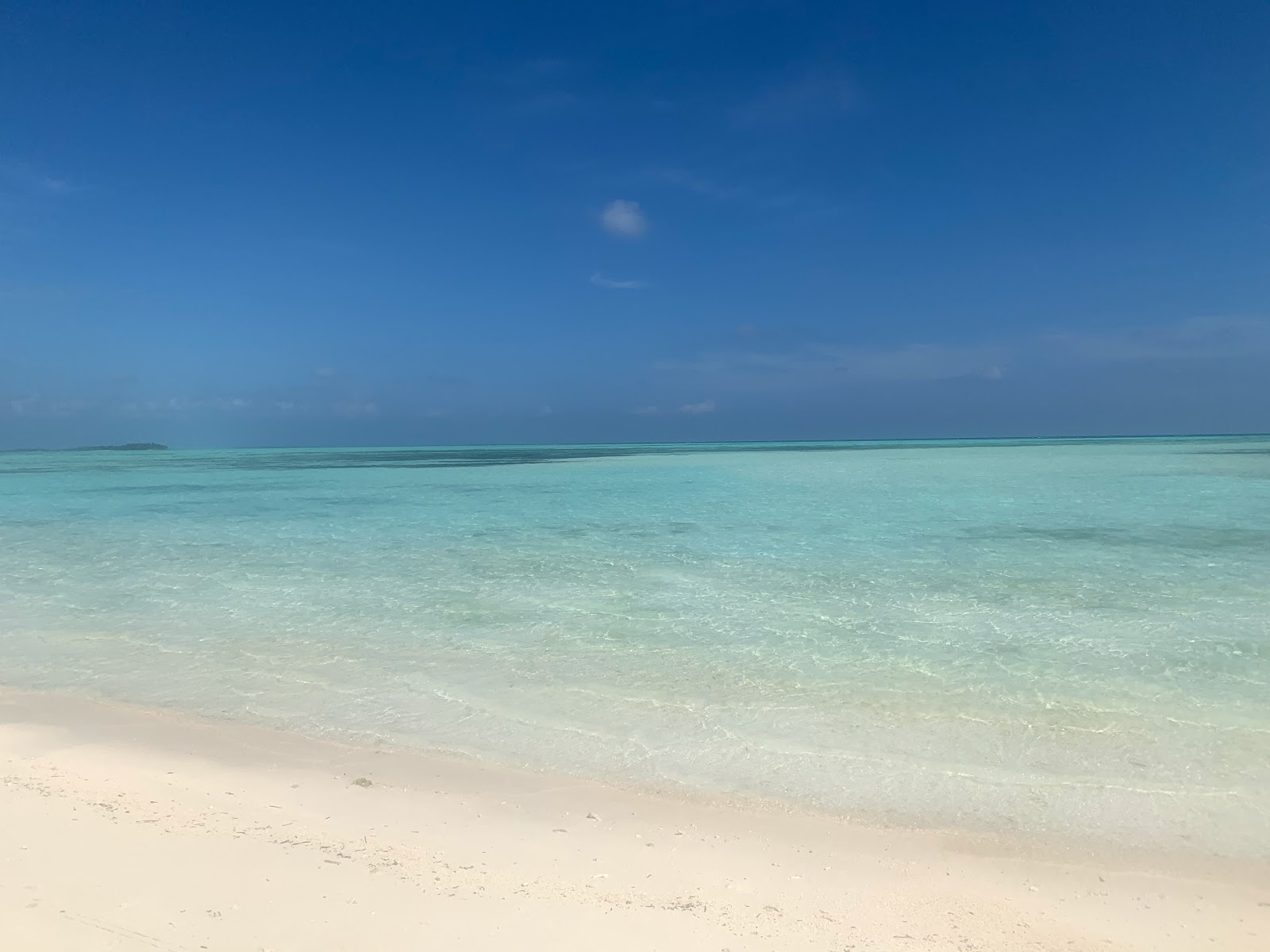 Foto von Rhaa Resort Strand und die siedlung