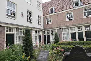 Sint Andrieshofje courtyard image
