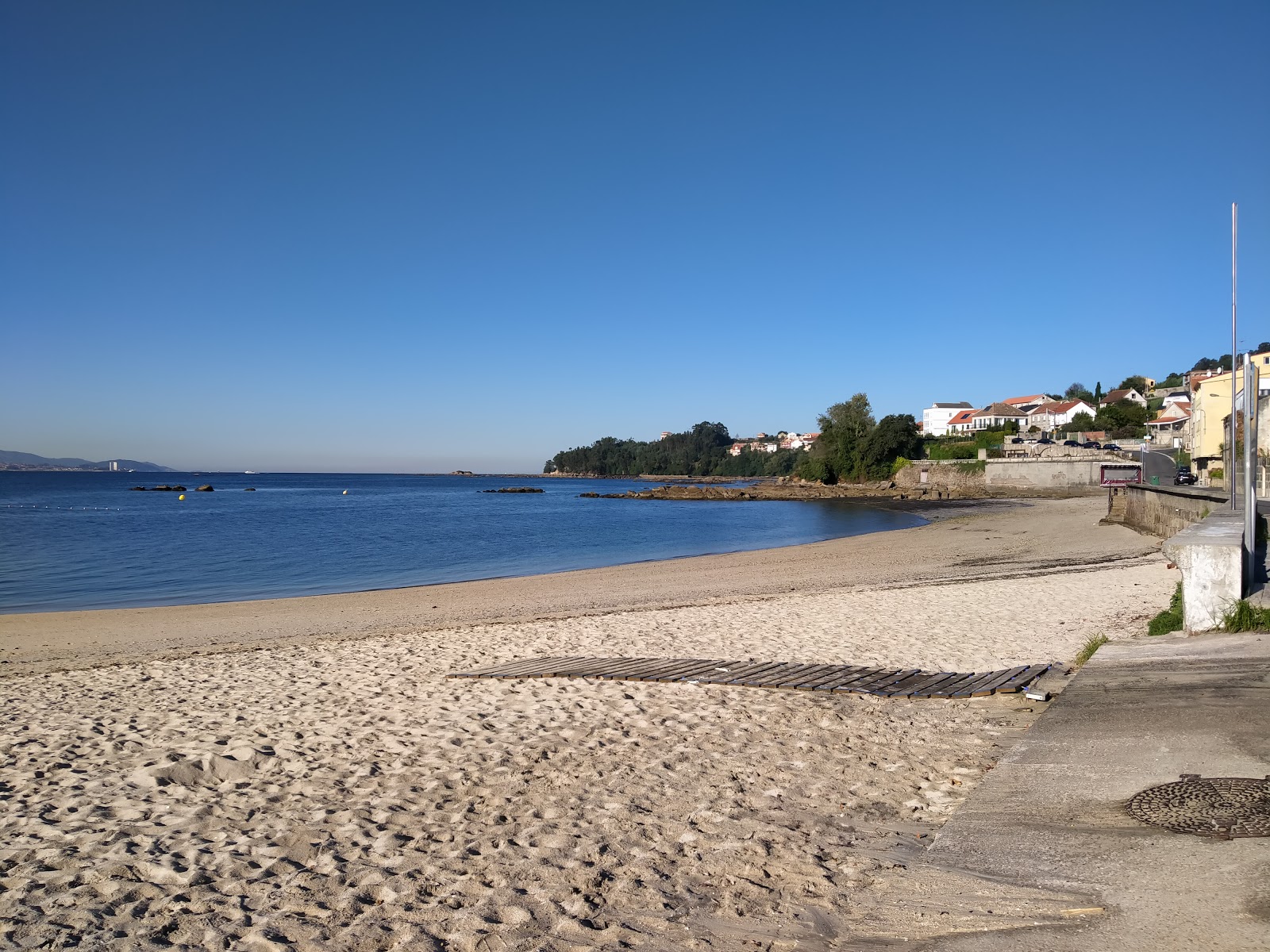 Foto van Praia do Con met een ruime kustlijn