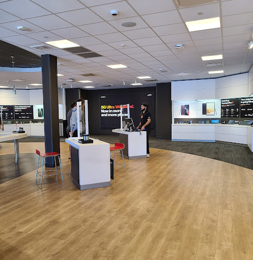 Cell Phone Store «Verizon», reviews and photos, 1950 E Greyhound Pass #14, Carmel, IN 46033, USA