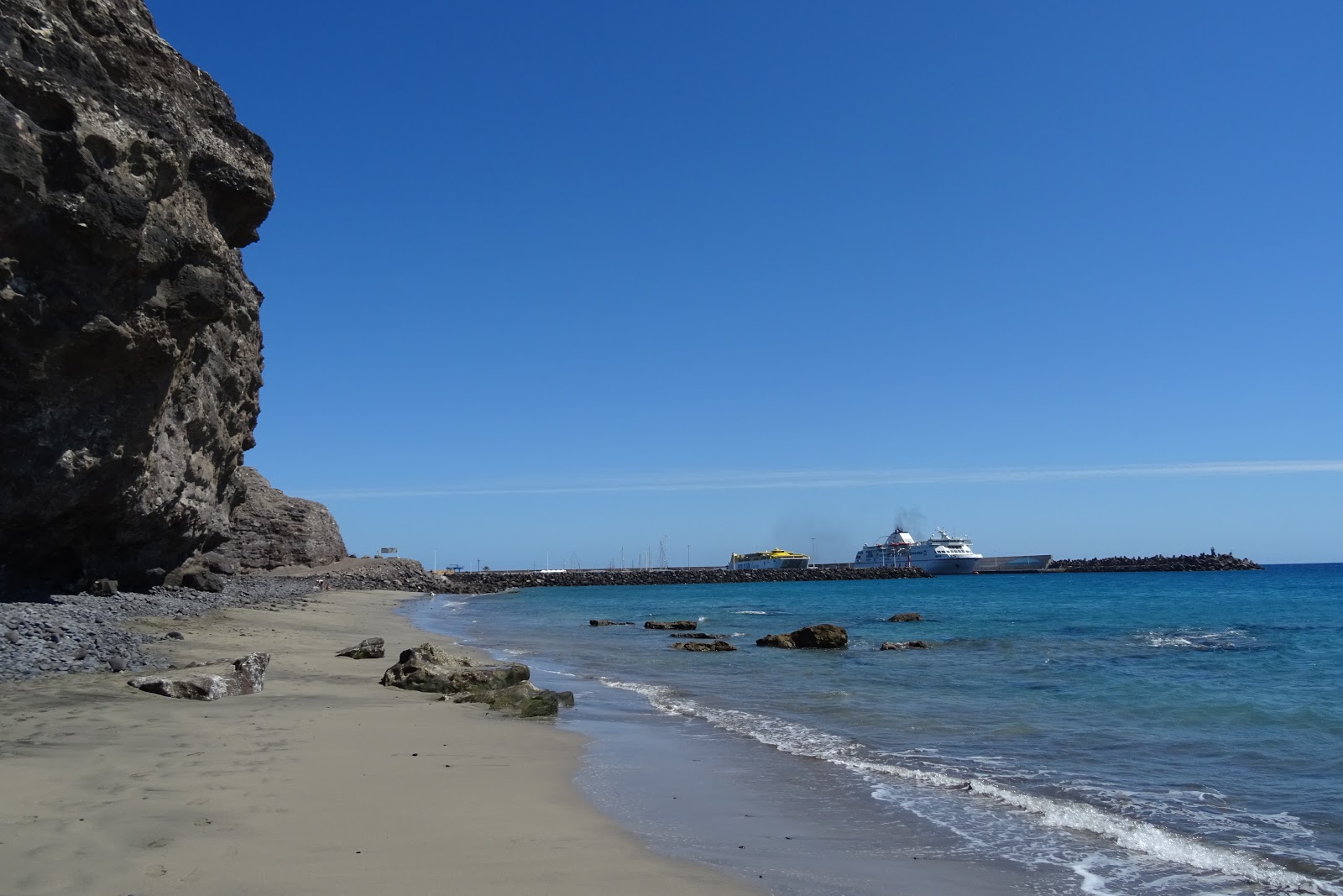 Foto av Playa Las Coloradas med turkos rent vatten yta