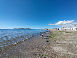 Photo de Garryvoe Beach avec rivage droit, long