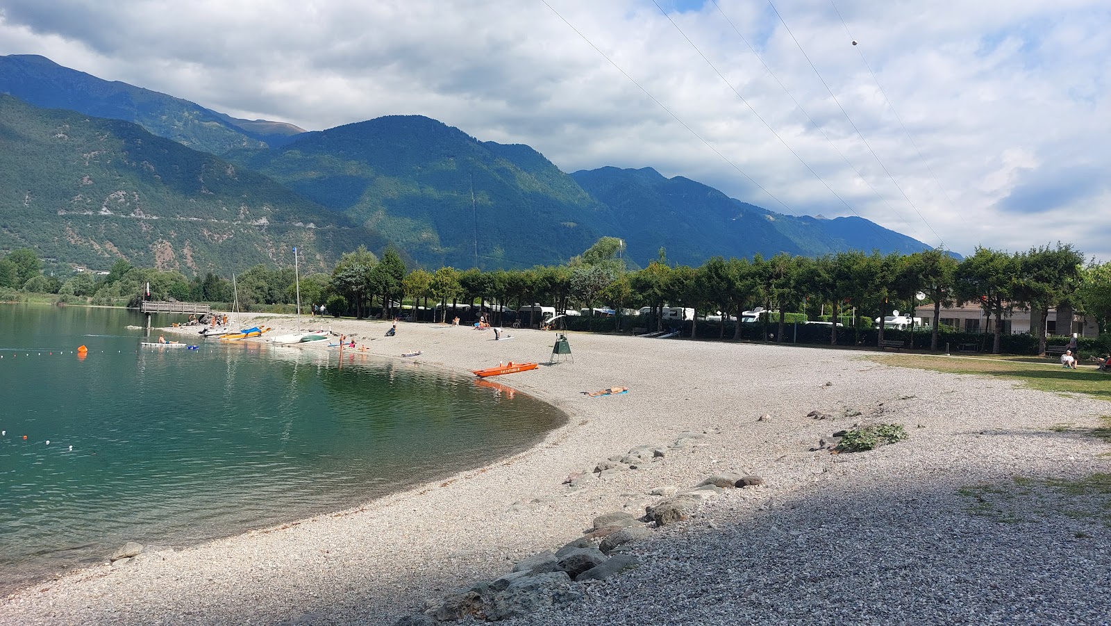 Foto di Spiaggia di Lago D'Idro con una superficie del piccoli ciottoli grigi