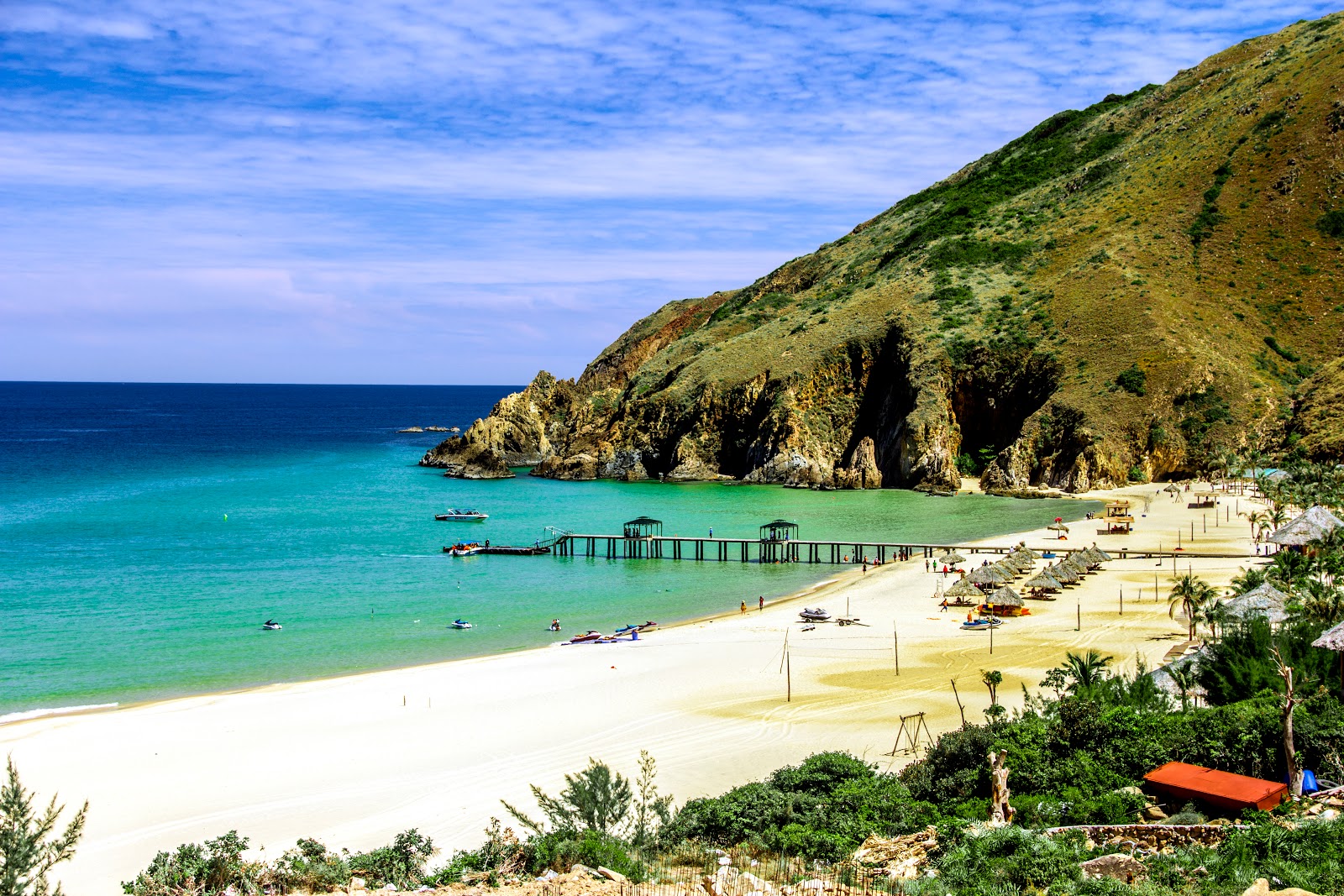 Foto av Ky Co Beach omgiven av berg