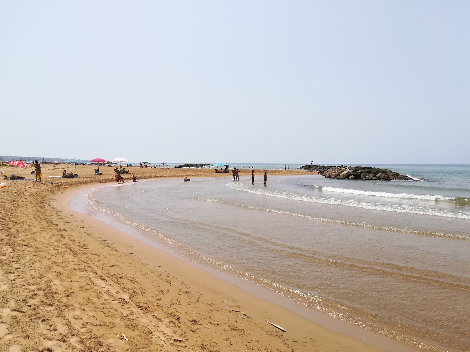 Photo de Spiaggia Micenci avec l'eau turquoise de surface