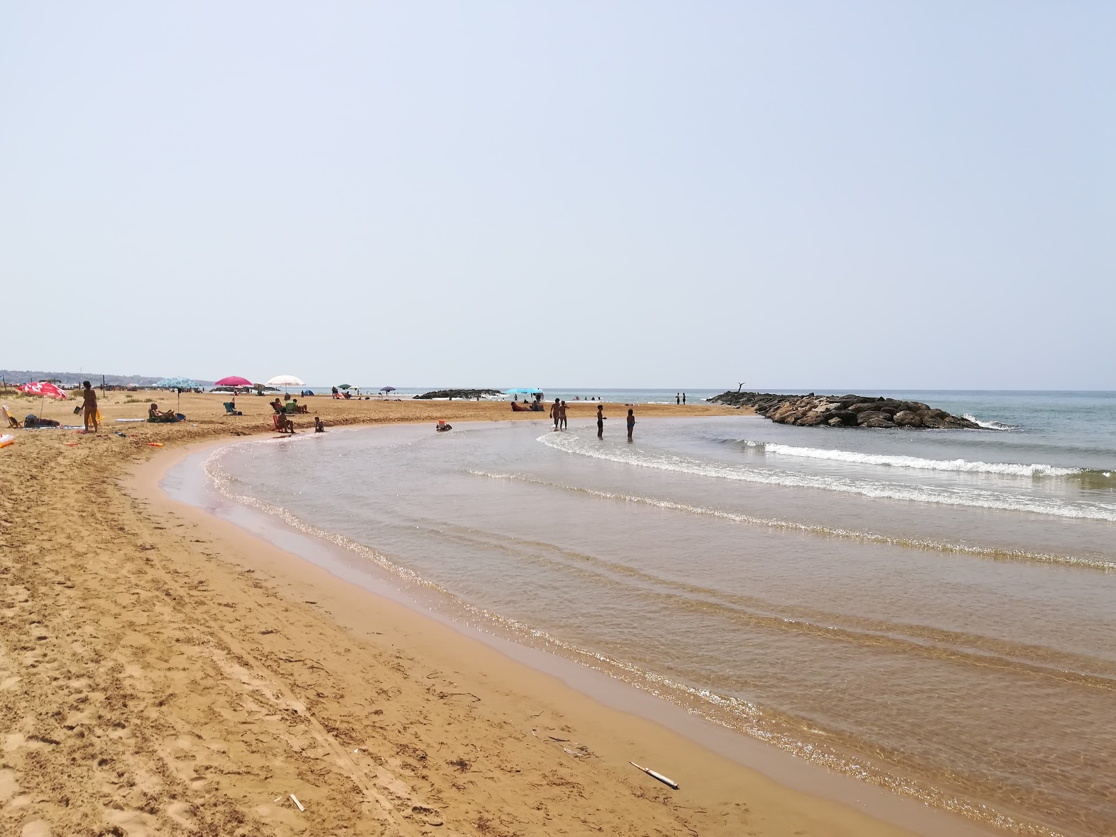 Spiaggia di Donnalucata的照片 带有多个长海湾