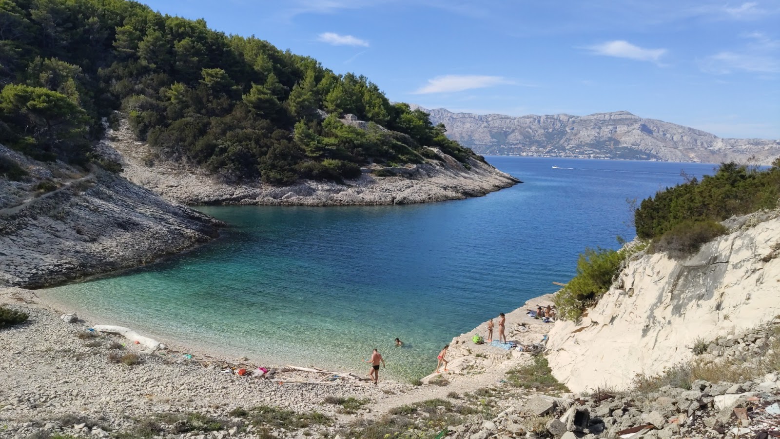 Foto di Uvala Voscica II con una superficie del ciottoli beige