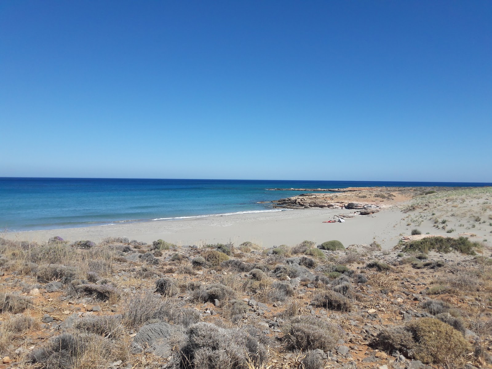 Foto av Alona beach med liten vik