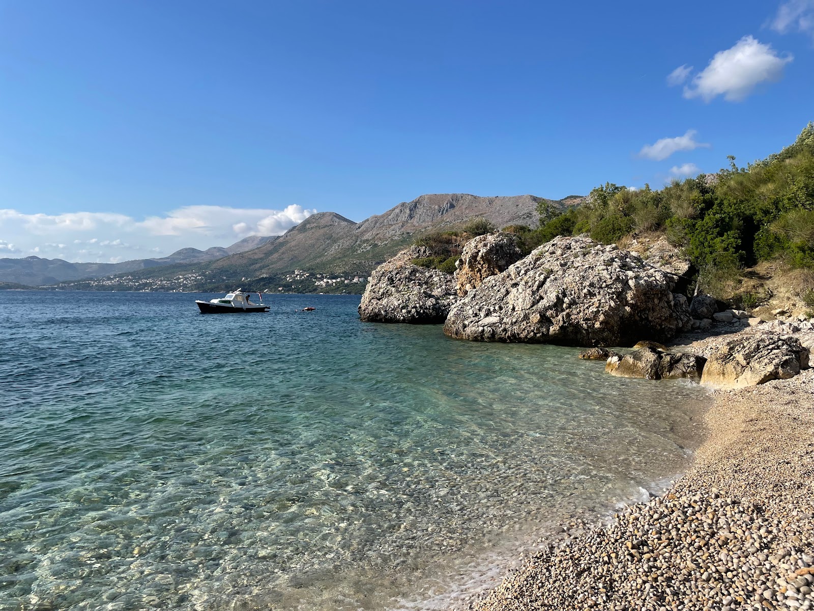 FKK Nudist Beach Cavtat'in fotoğrafı düz bir kıyı şeridi ile birlikte