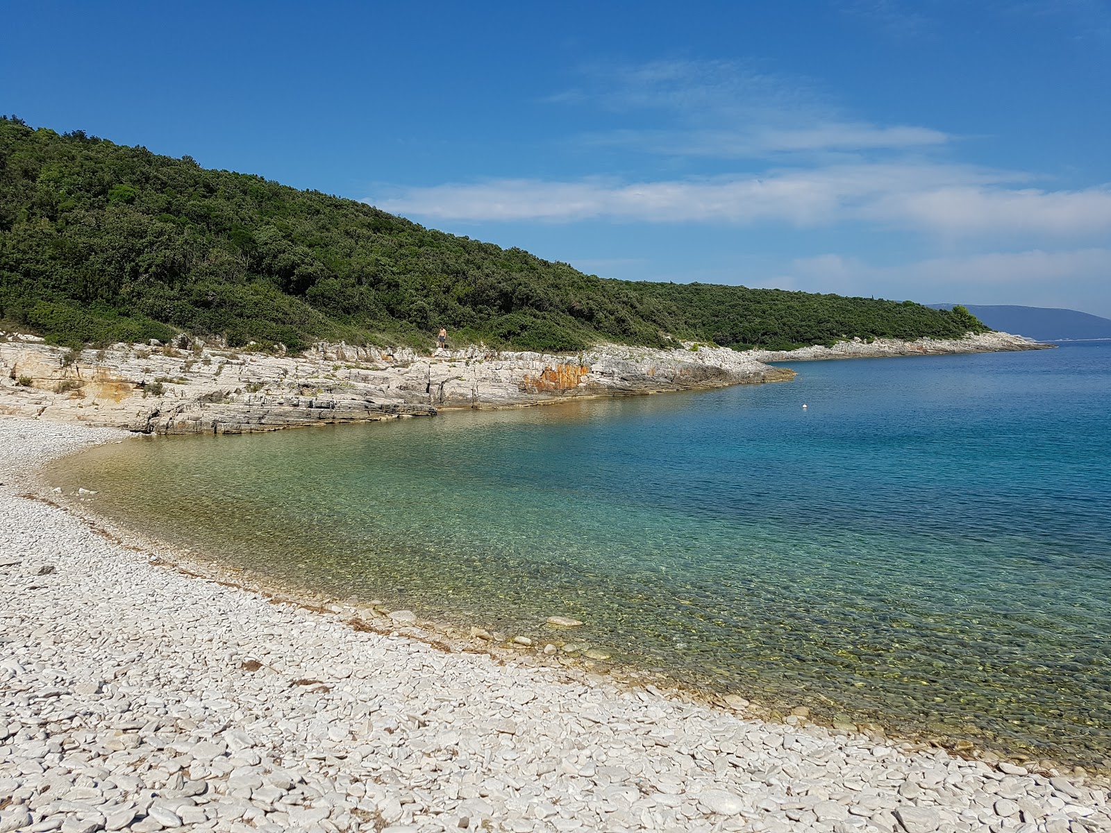 Foto de Cava beach con guijarros beige superficie