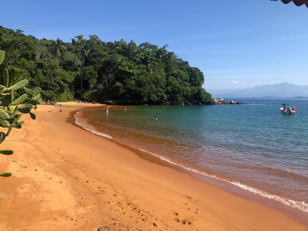 Fotografie cu Praia de Aracatibinha cu o suprafață de nisip strălucitor