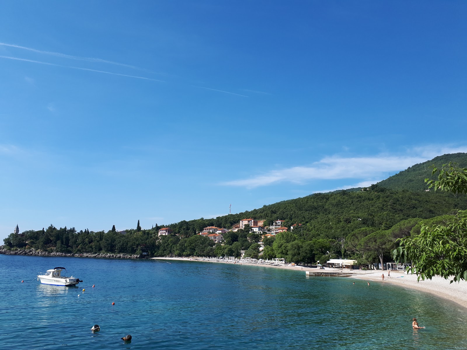 Foto von Medveja Strand von Klippen umgeben