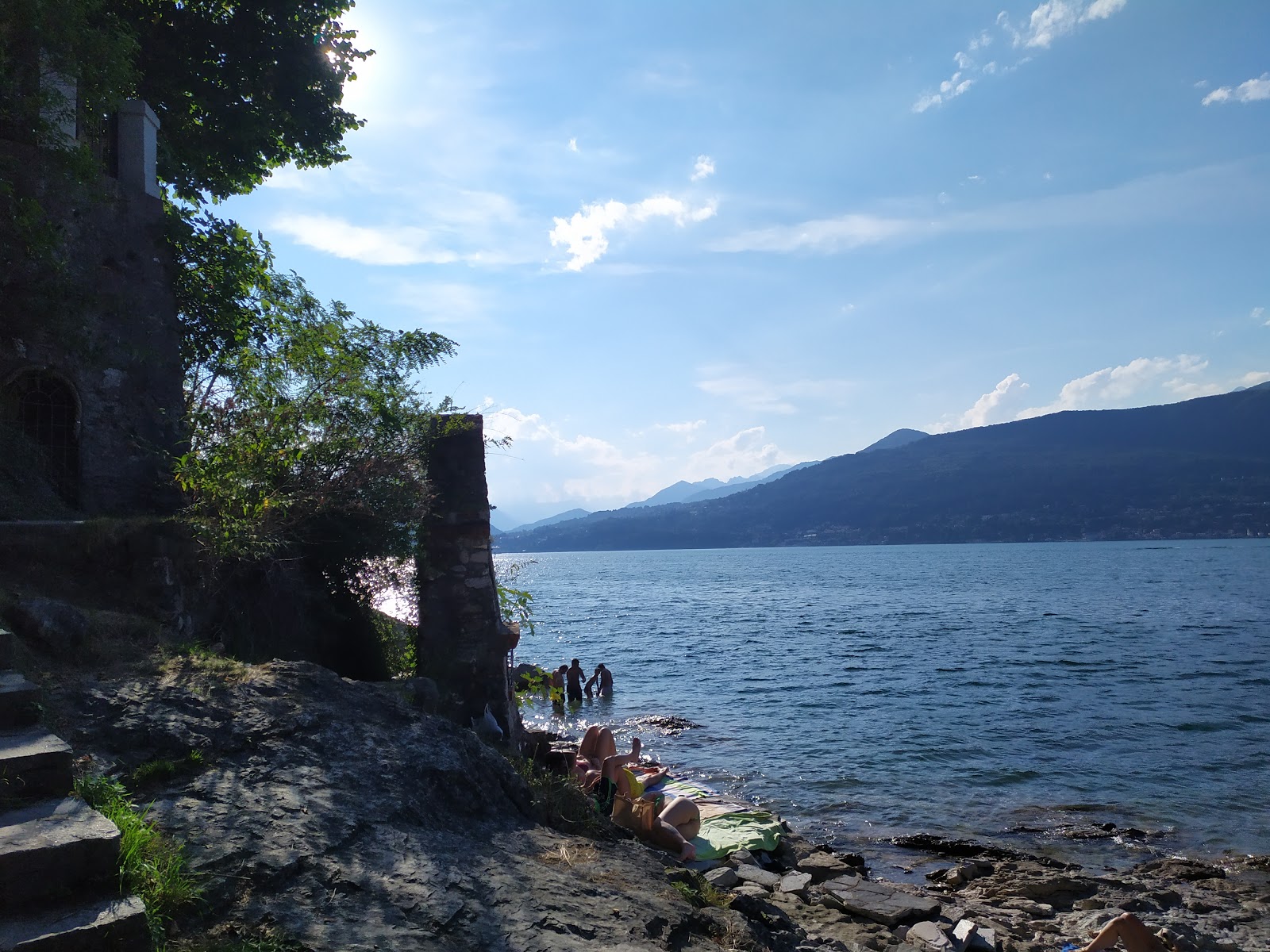 Spiaggia delle Cinque Arcate di Castelveccana的照片 背靠悬崖