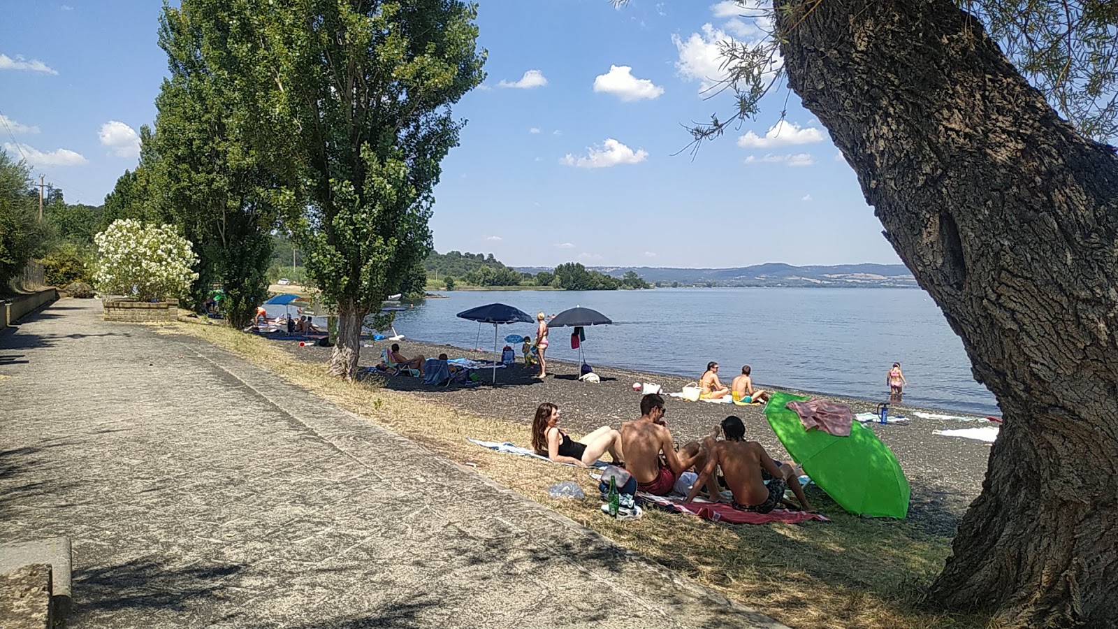 Foto di Spiaggia dell'Acetosa con una superficie del sabbia marrone