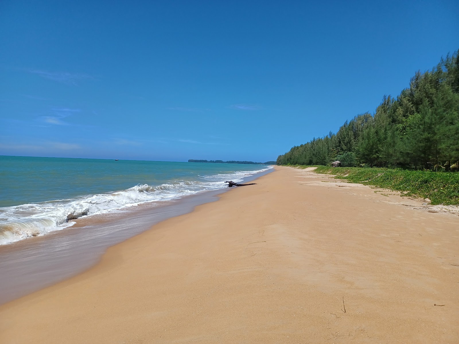 Foto av Khuekkhak Beach och bosättningen