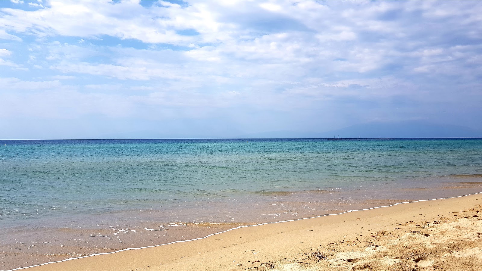 Foto de Playa del río Epanomis con recta y larga