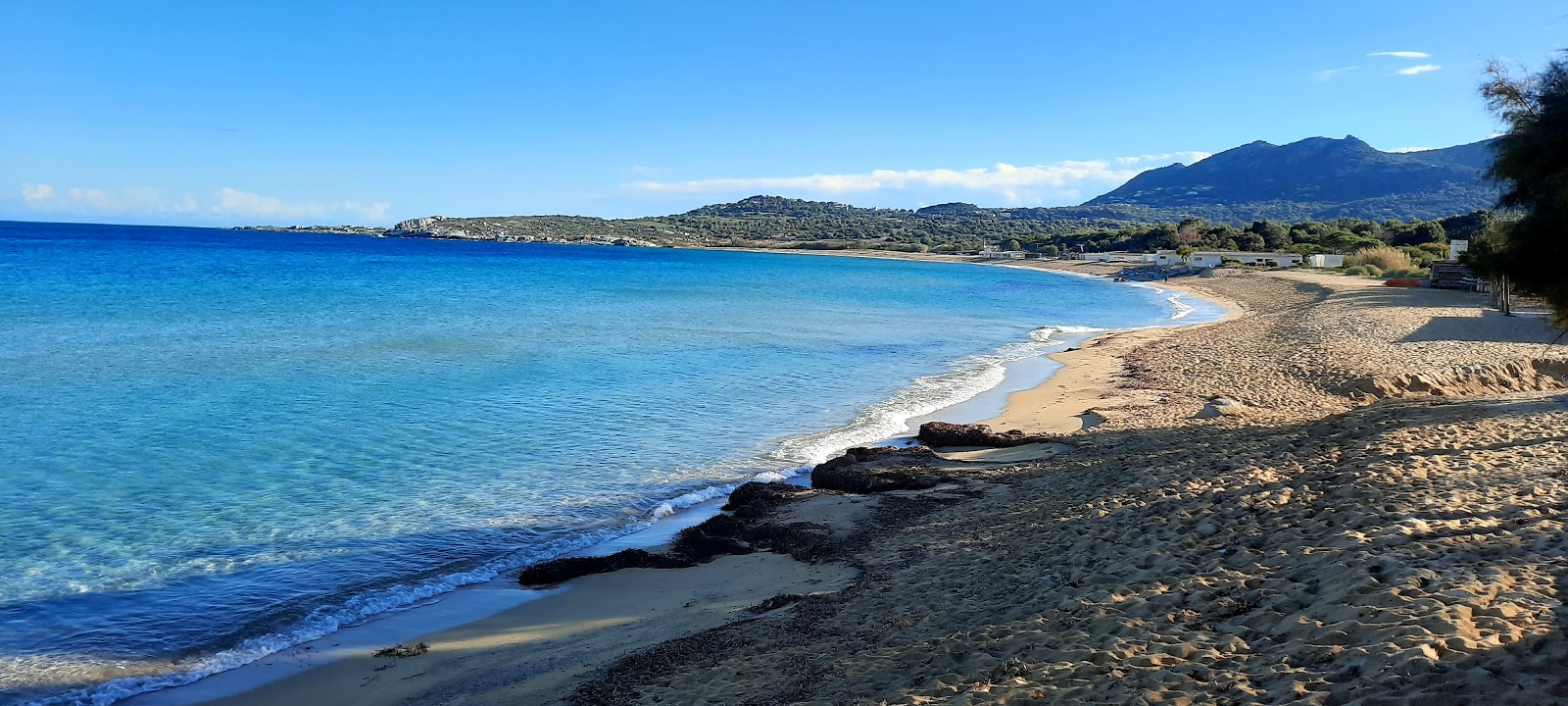 Foto von Aregno Strand und seine wunderschöne Landschaft