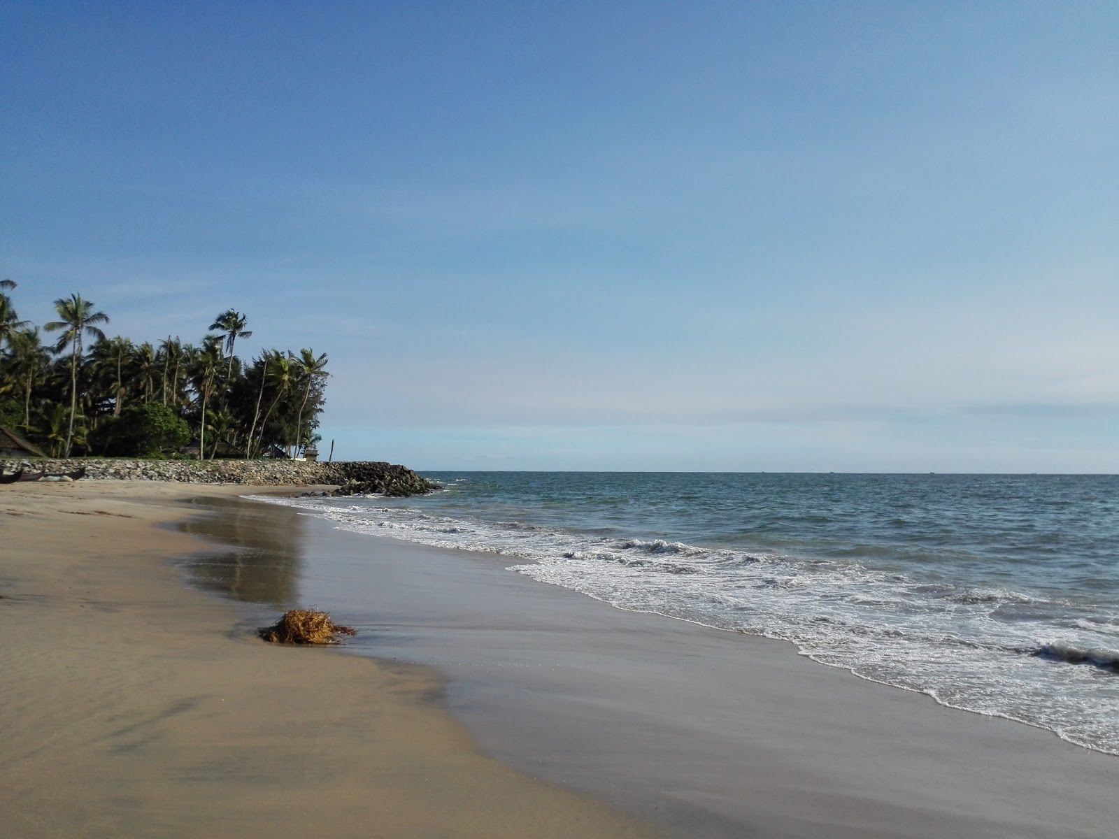 Photo de Thattukadavu Beach avec l'eau turquoise de surface