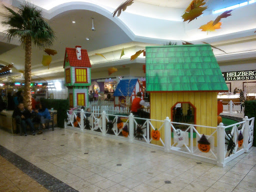 Shopping Mall «Oakland Mall», reviews and photos, 412 W 14 Mile Rd, Troy, MI 48083, USA