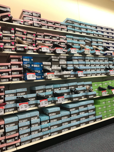 Shoe Store «Shoe Carnival», reviews and photos, 152 S Gary Ave, Bloomingdale, IL 60108, USA