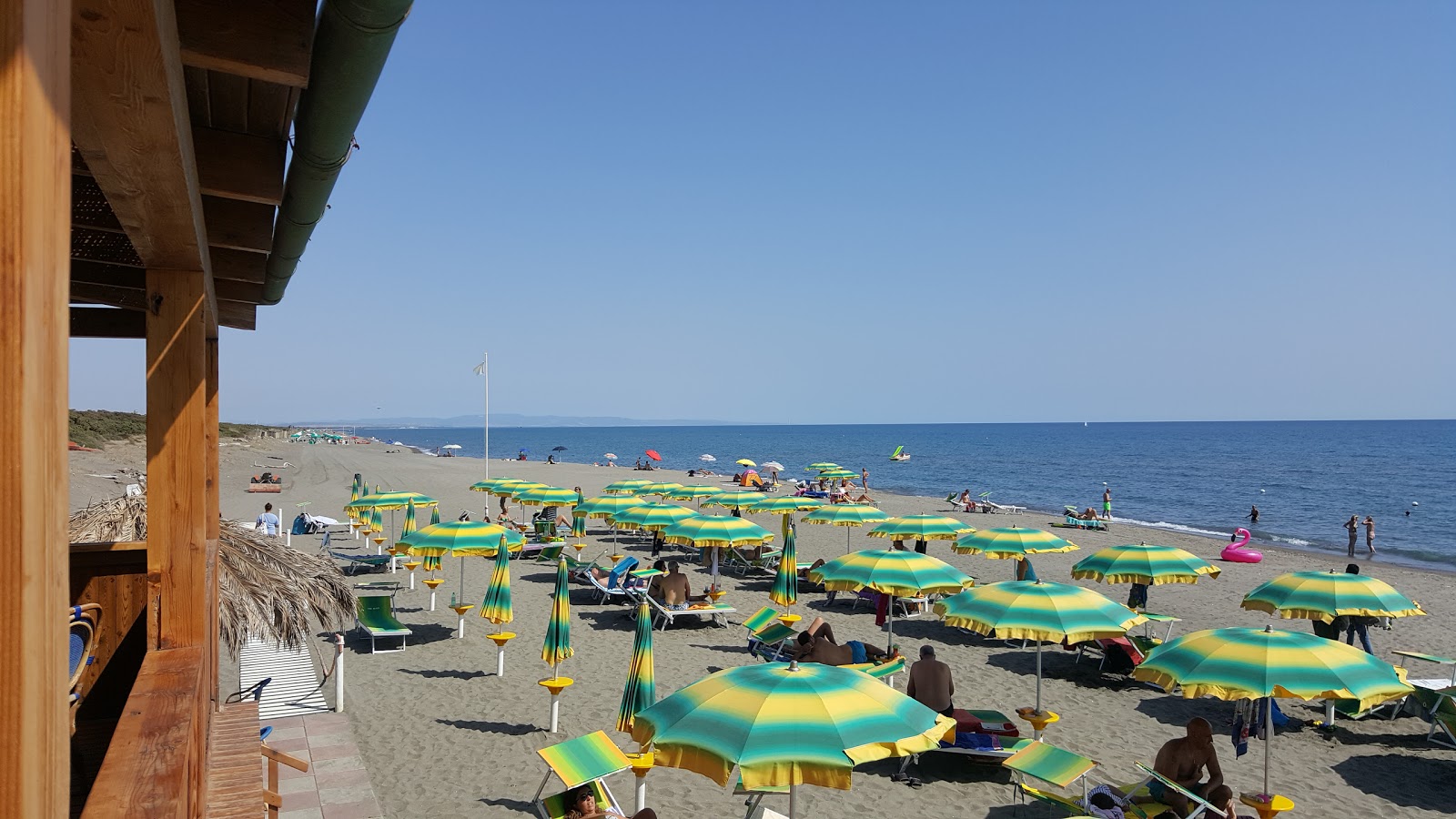 Spiaggia delle Graticciare的照片 带有蓝色纯水表面