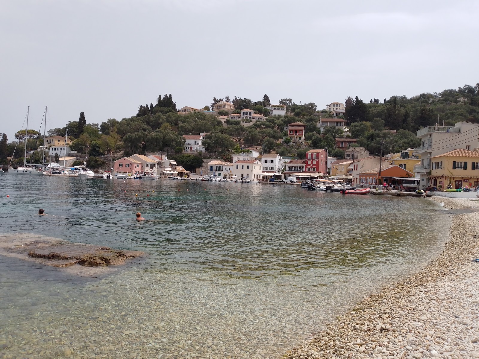 Foto di Paralia Loggos con una superficie del ciottoli beige