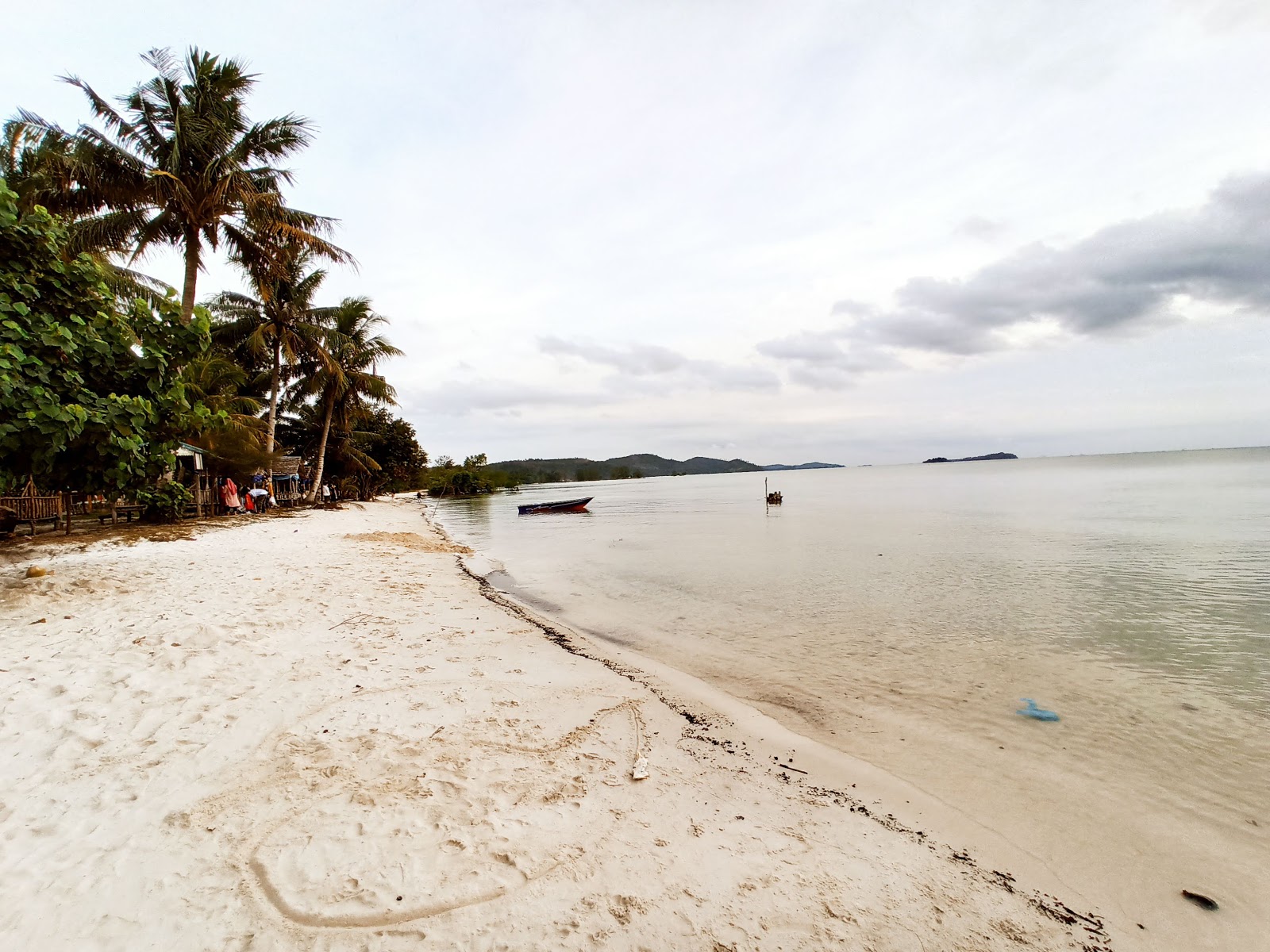 Photo de Tiga Putri Beach avec plage spacieuse