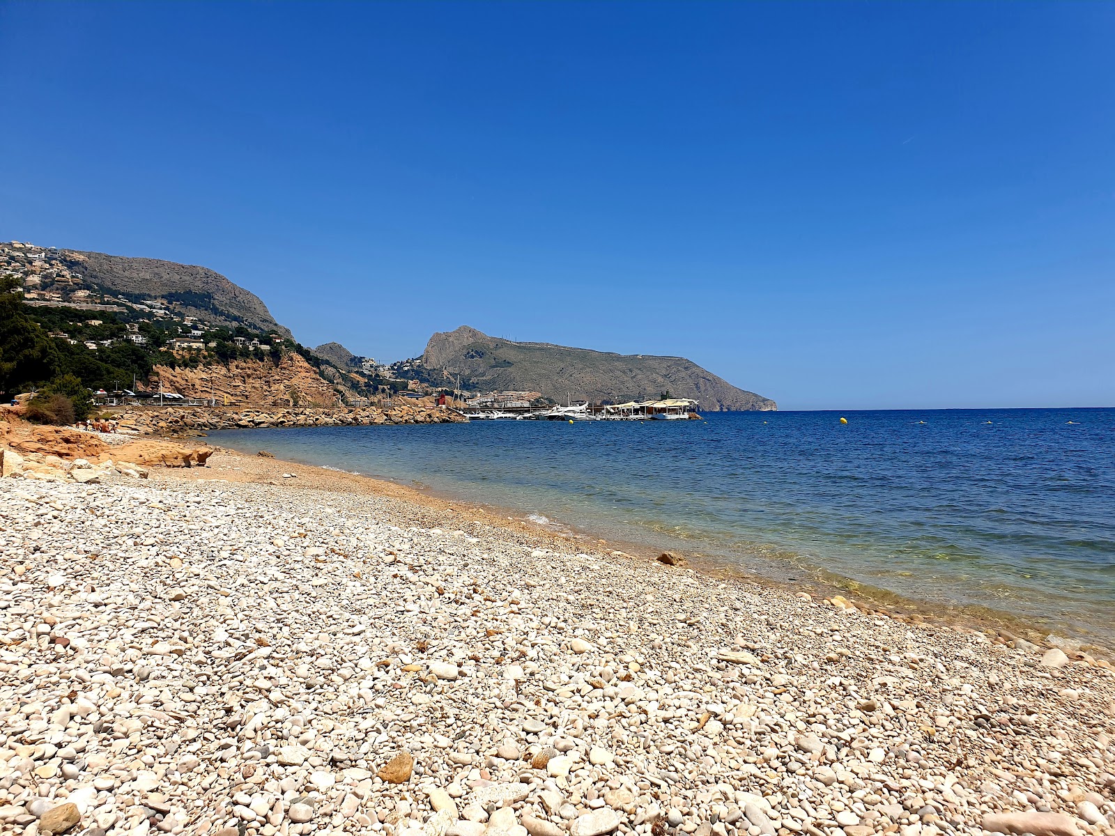 Platja de la Solsida'in fotoğrafı dağlarla çevrili