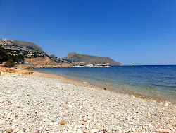 Platja de la Solsida'in fotoğrafı dağlarla çevrili
