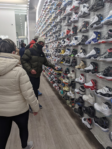 Clothing Store «Patagonia Chicago The Magnificent Mile®», reviews and photos, 48 E Walton St, Chicago, IL 60611, USA