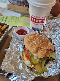 Cheeseburger du Restaurant de hamburgers Five Guys Giverny à Douains - n°4