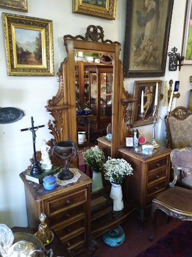 Opiniones de Antigüedades Romance Antiguo en Osorno - Tienda de muebles