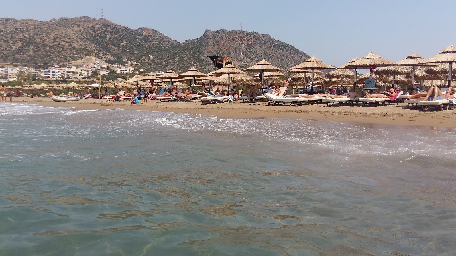 Foto di Spiaggia di Pahia Ammos sorretto da scogliere