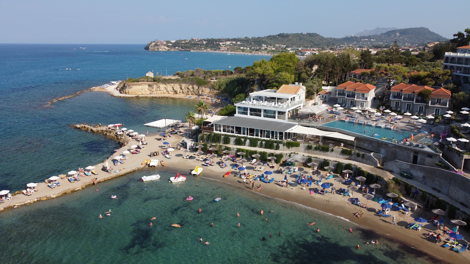 Fotografie cu Bouka Beach cu o linie de coastă spațioasă