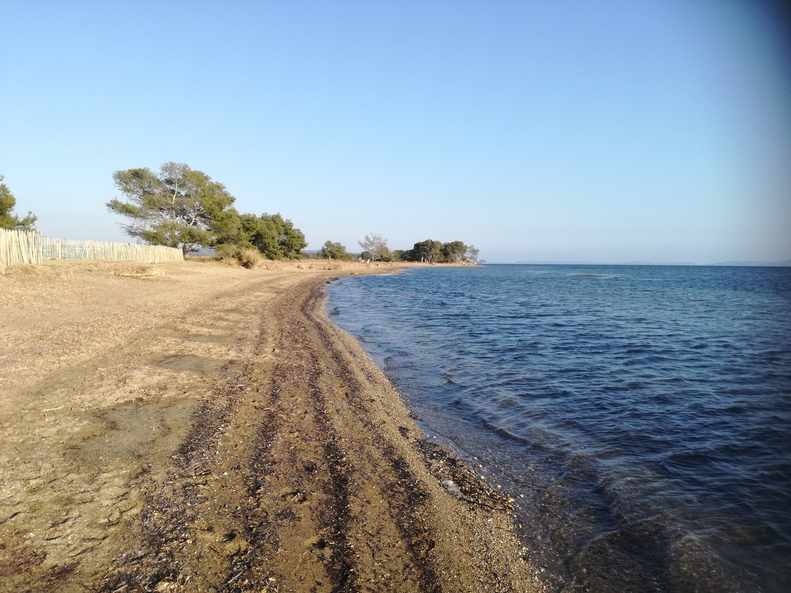 Fotografie cu Plage des Vieux Salins cu o suprafață de nisip strălucitor