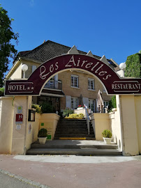 Extérieur du Restaurant Logis Hôtel les Airelles à Neufchâtel-en-Bray - n°16