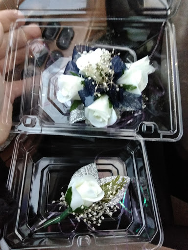 Florist «Roses & Rainbows Flowers Gifts», reviews and photos, 118 W Main St, Cambridge City, IN 47327, USA