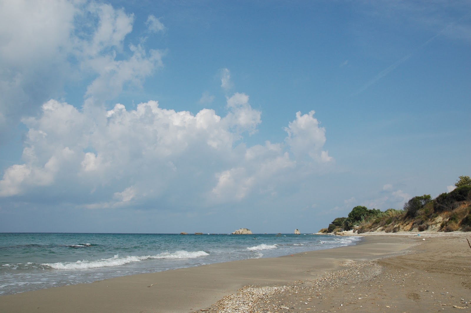 Zdjęcie Paralia Kanouli z powierzchnią jasny piasek