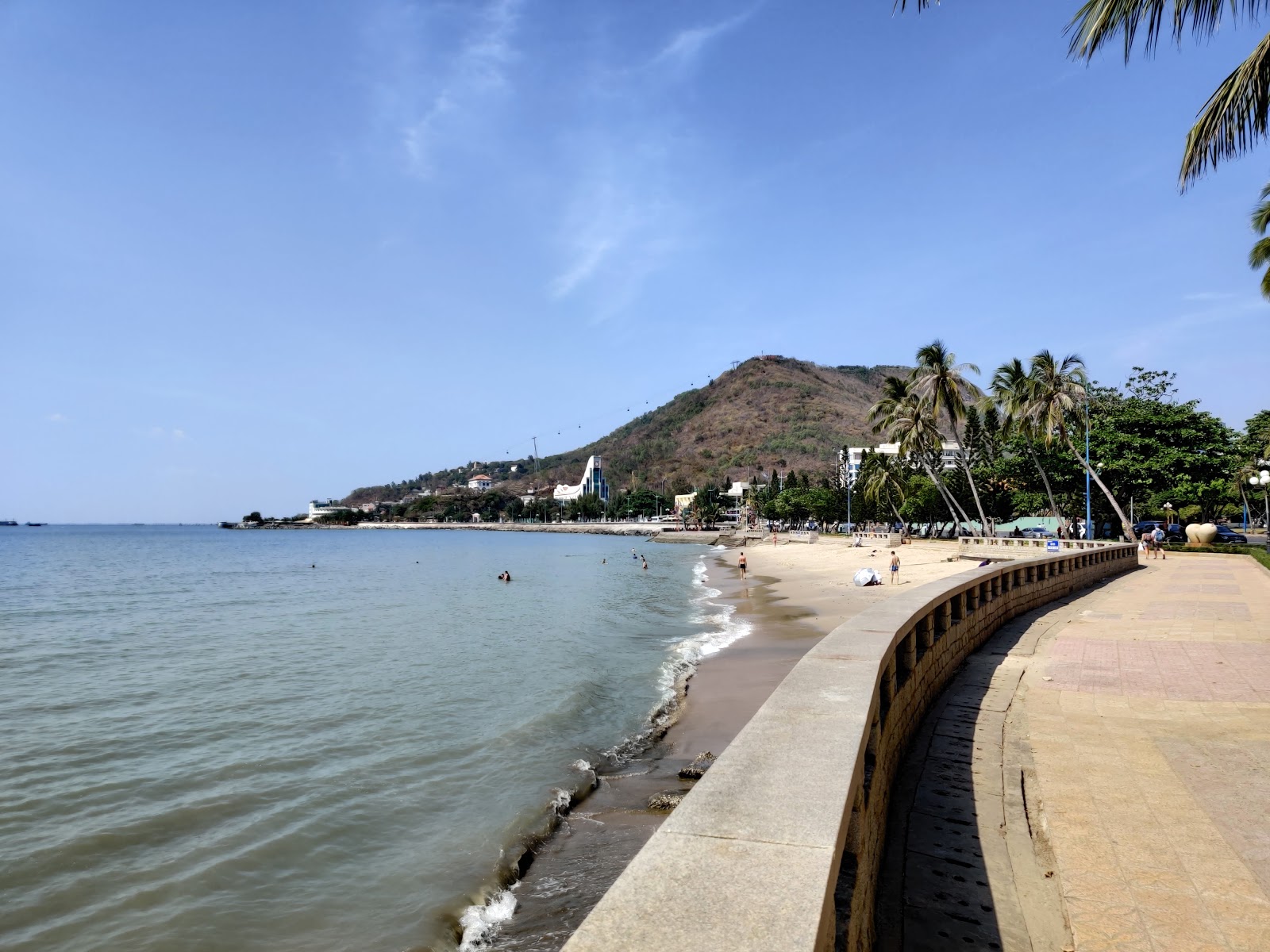 Foto de Front Beach con arena gris superficie