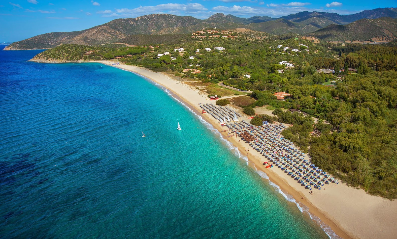 Foto van Spiaggia di Kal'e Moru met blauw puur water oppervlakte