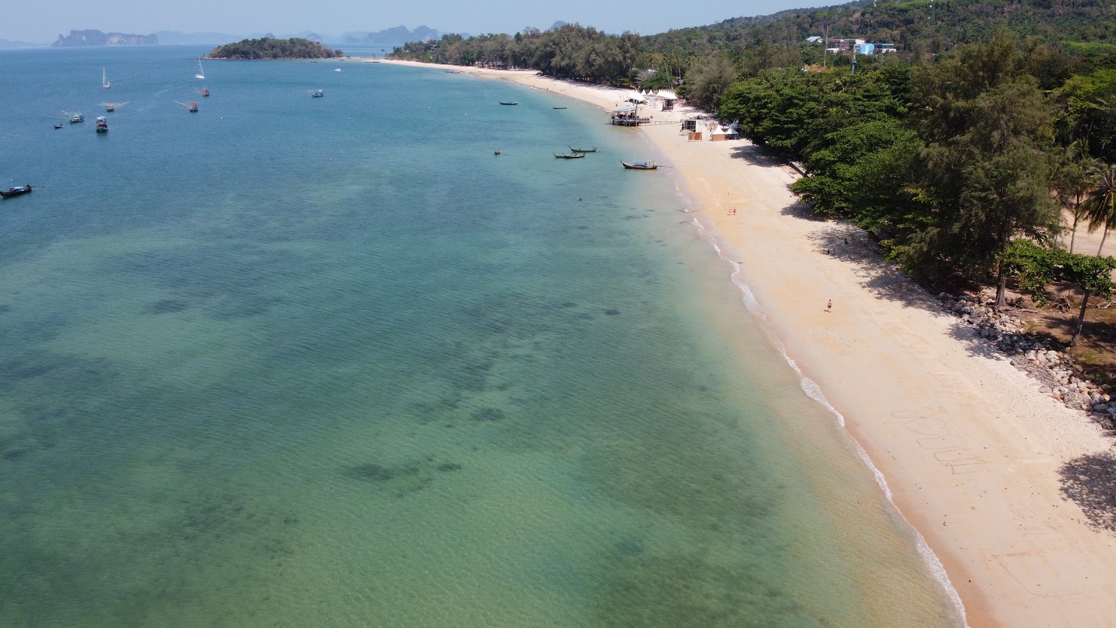 Fotografija Klong Muang Beach z dolga ravna obala